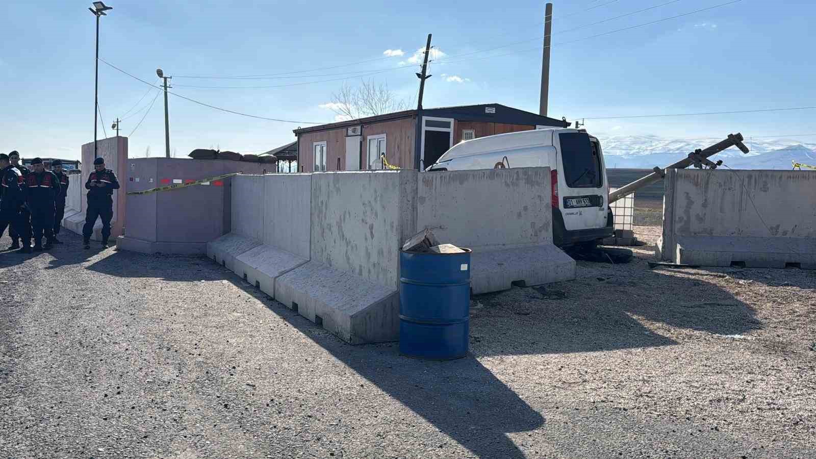 Jandarma uygulama noktasında bariyere çarpan sürücü hayatını kaybetti
