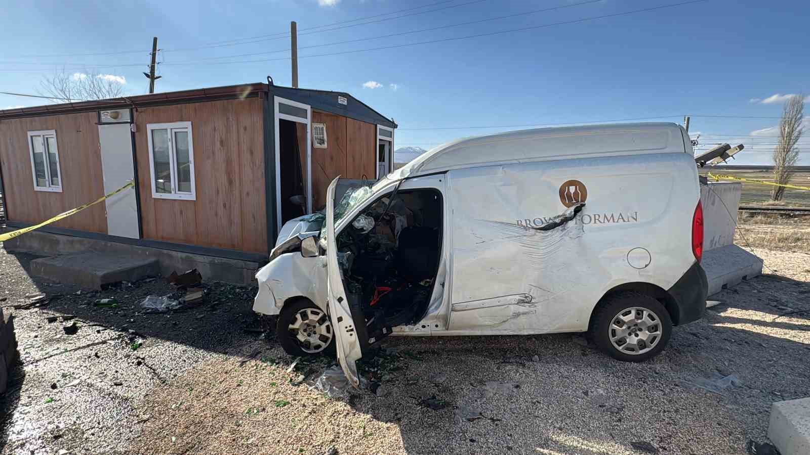 Jandarma uygulama noktasında bariyere çarpan sürücü hayatını kaybetti
