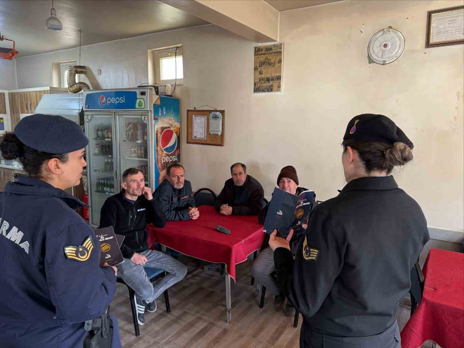 Jandarma vatandaşları kadına şiddetli mücadele konusunda bilgilendirdi
