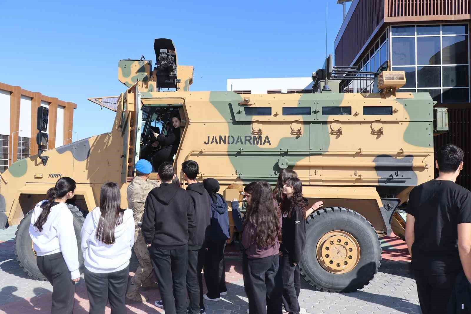Jandarma ve Sahil Güvenlik Akademisi’nden öğrencilere kariyer tanıtımı
