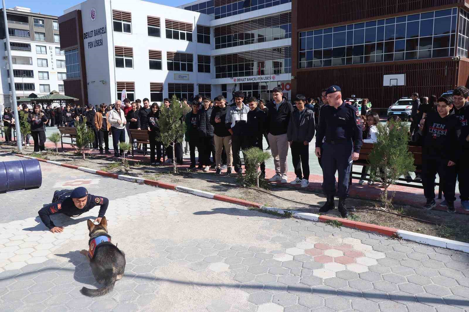 Jandarma ve Sahil Güvenlik Akademisi’nden öğrencilere kariyer tanıtımı
