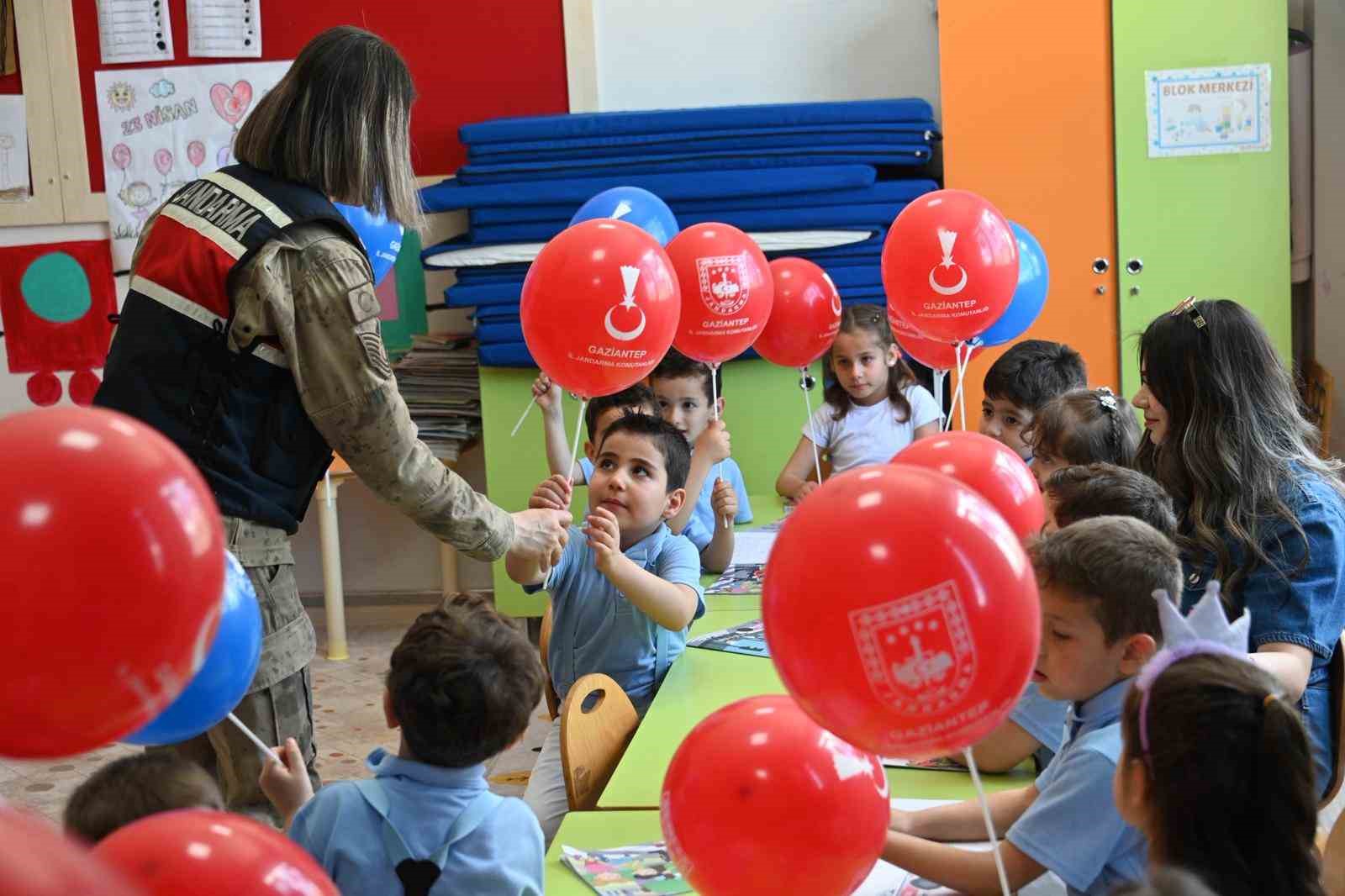Jandarmadan çocuklara 23 Nisan sürprizi
