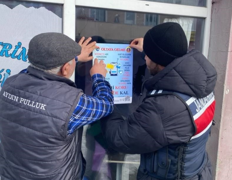 Jandarmadan "Kapı Kapı Jandarma" Projesi Kapsamında Siber Farkındalık eğitimi
