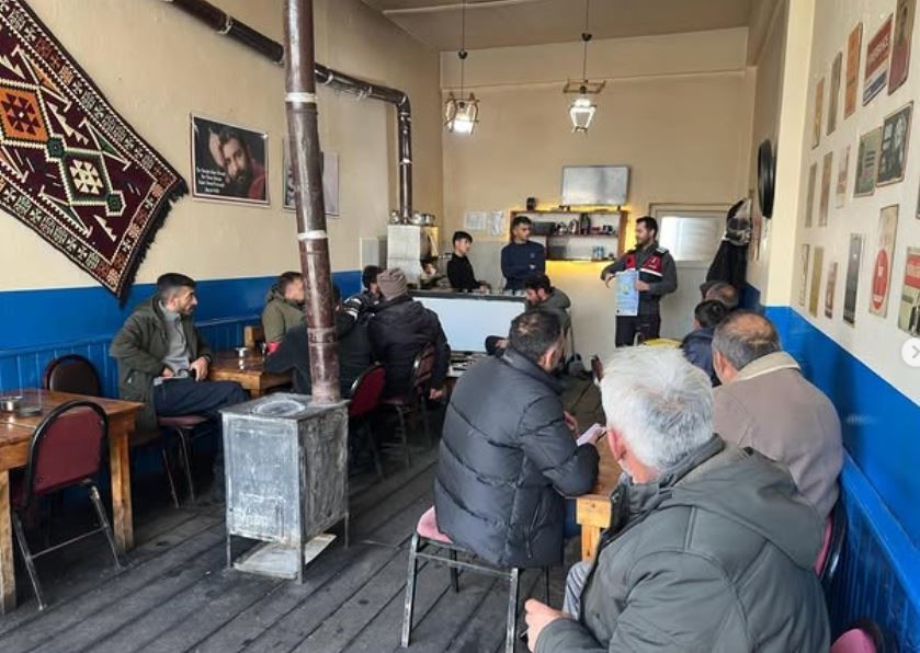 Jandarmadan "Kapı Kapı Jandarma" Projesi Kapsamında Siber Farkındalık eğitimi
