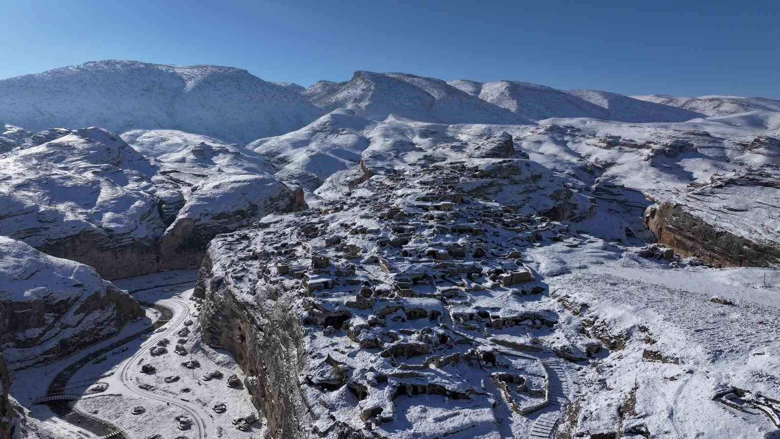 Jandarmadan kar altında filmleri aratmayan kurtarma operasyonu
