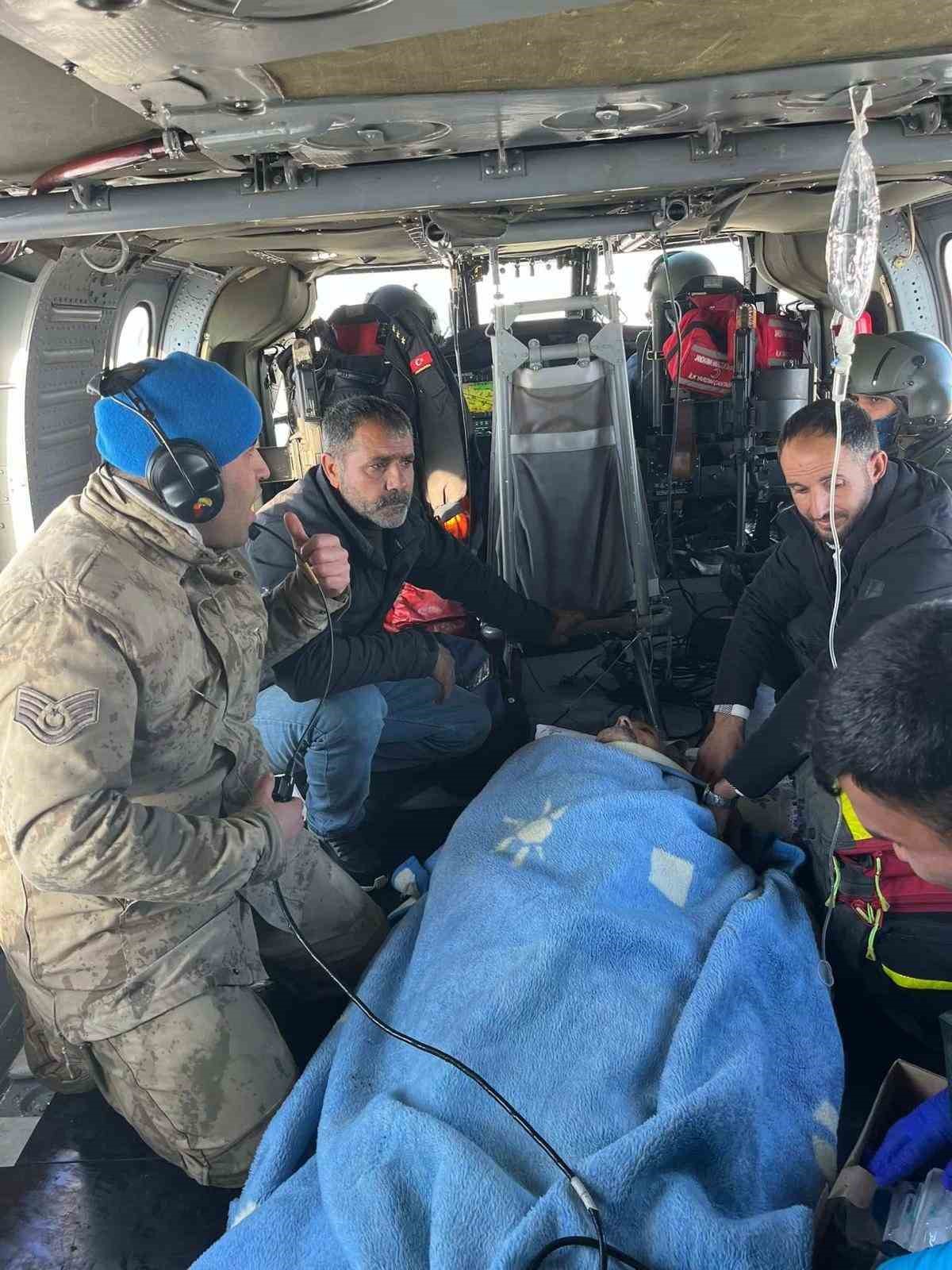 Jandarmadan kar altında filmleri aratmayan kurtarma operasyonu
