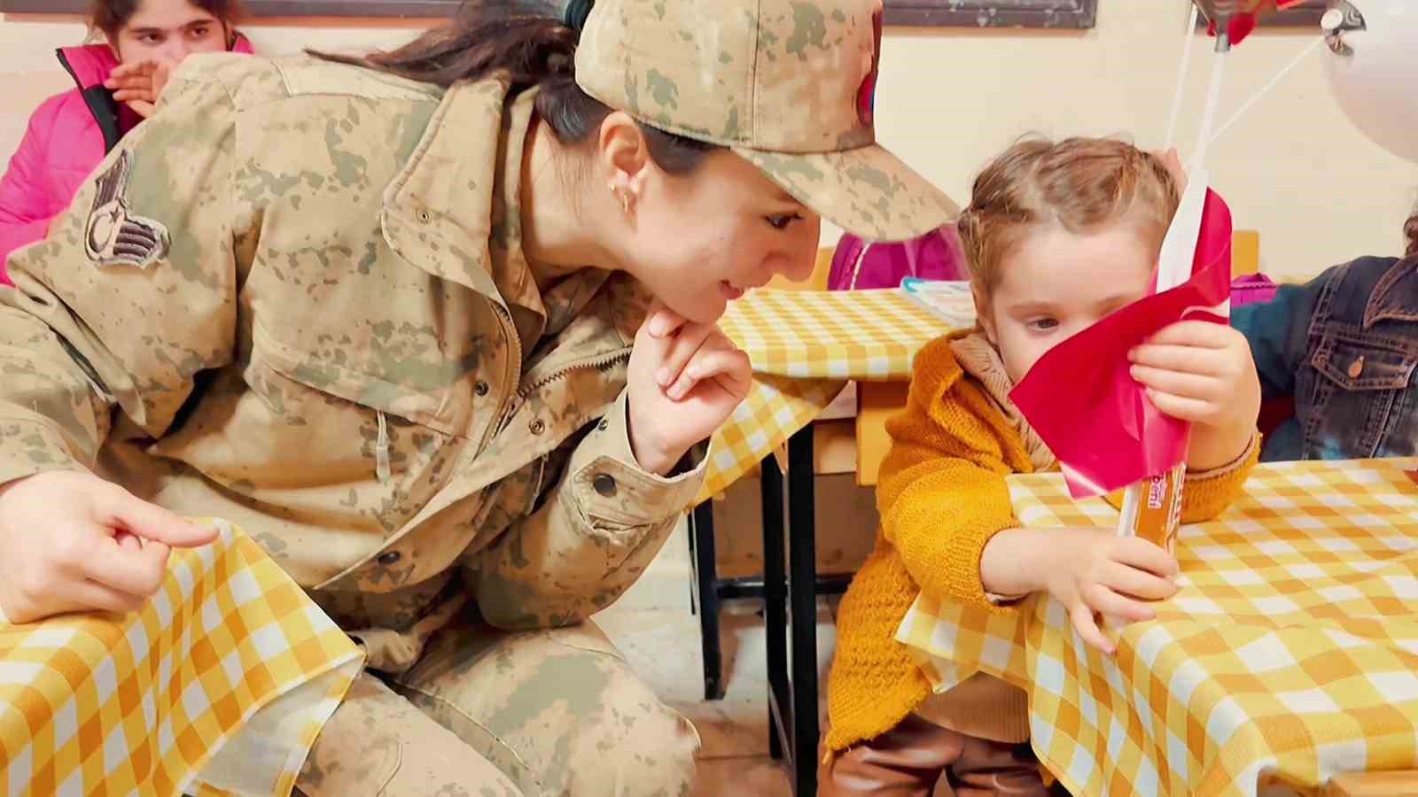 Jandarmadan minik yüreklere anlamlı ziyaret
