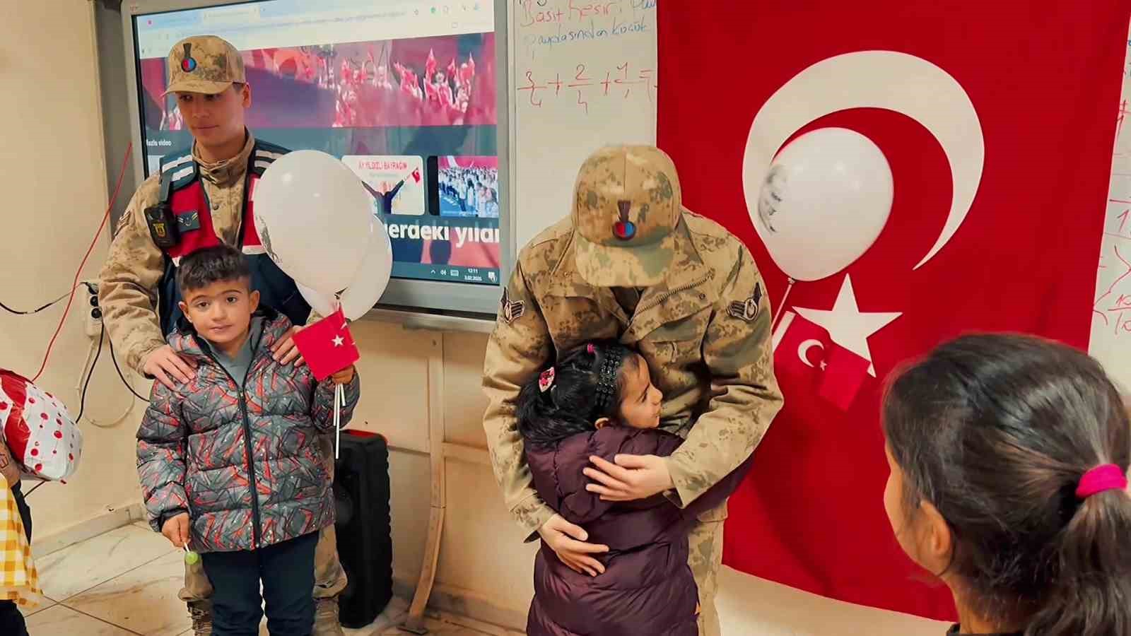 Jandarmadan minik yüreklere anlamlı ziyaret
