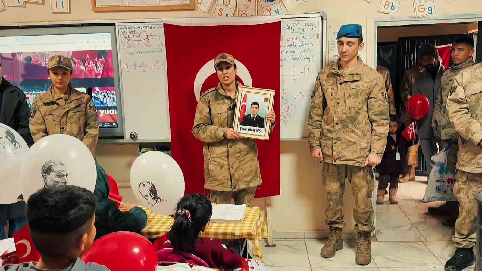 Jandarmadan minik yüreklere anlamlı ziyaret
