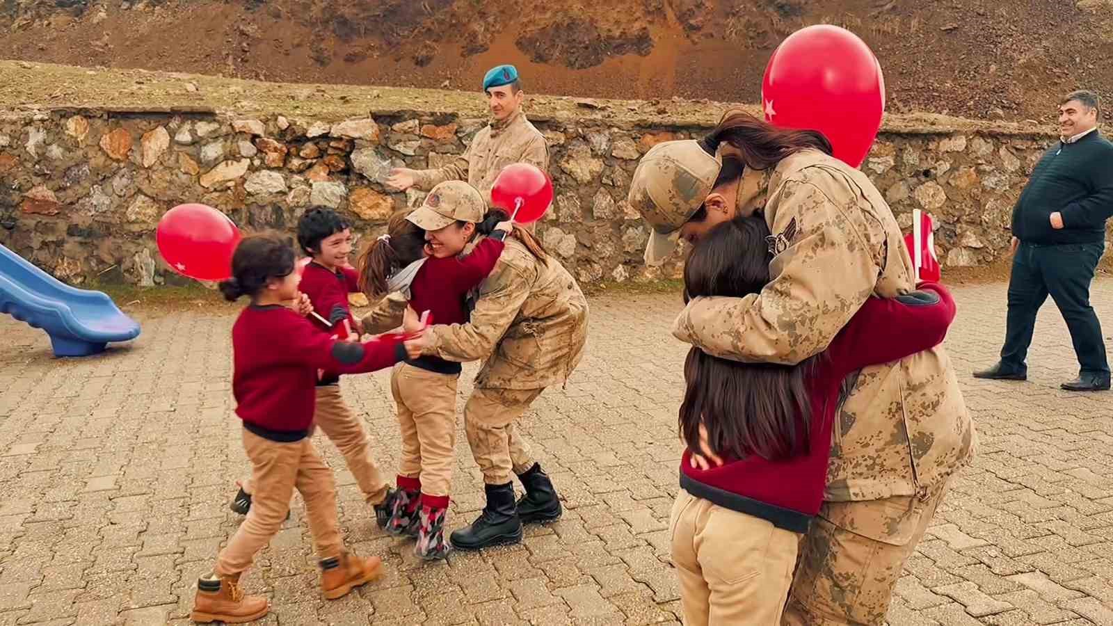 Jandarmadan minik yüreklere anlamlı ziyaret
