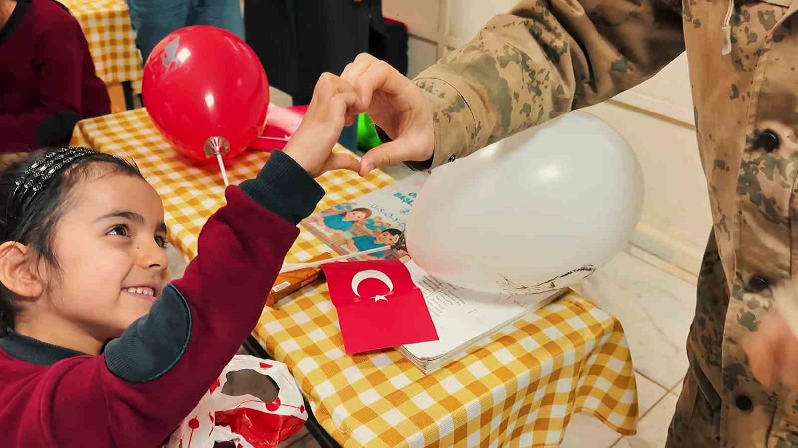 Jandarmadan minik yüreklere anlamlı ziyaret
