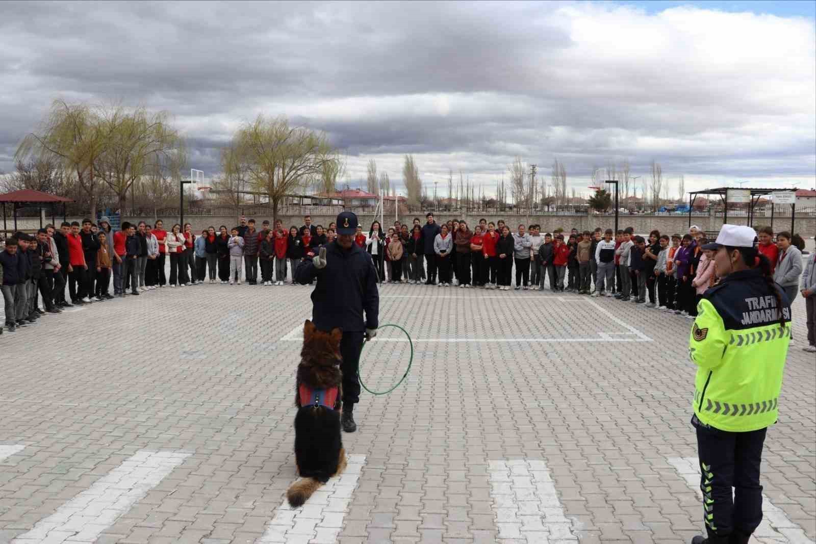 Jandarmadan Niğde’de öğrencilere meslek tanıtımı ve güvenlik eğitimi
