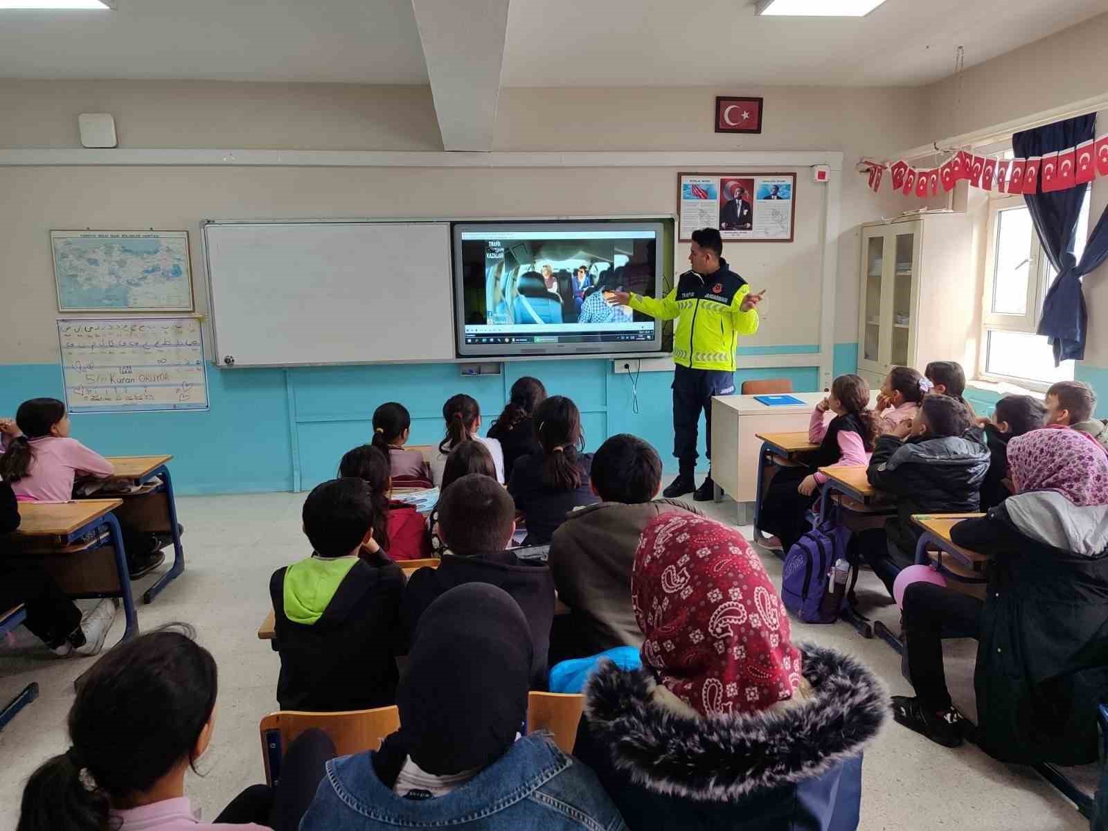 Jandarmadan öğrenci ve öğretmenlere trafik eğitimi
