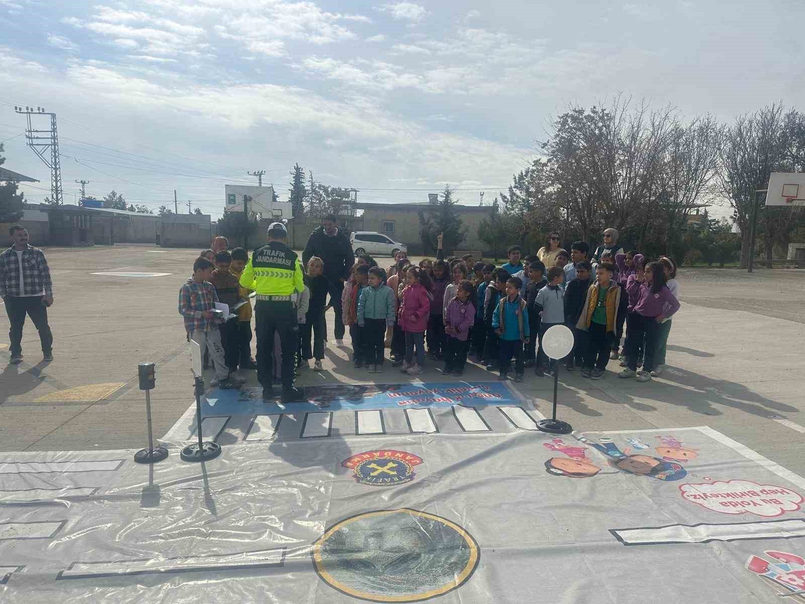 Jandarmadan öğrencilere güvenli trafik eğitimi

