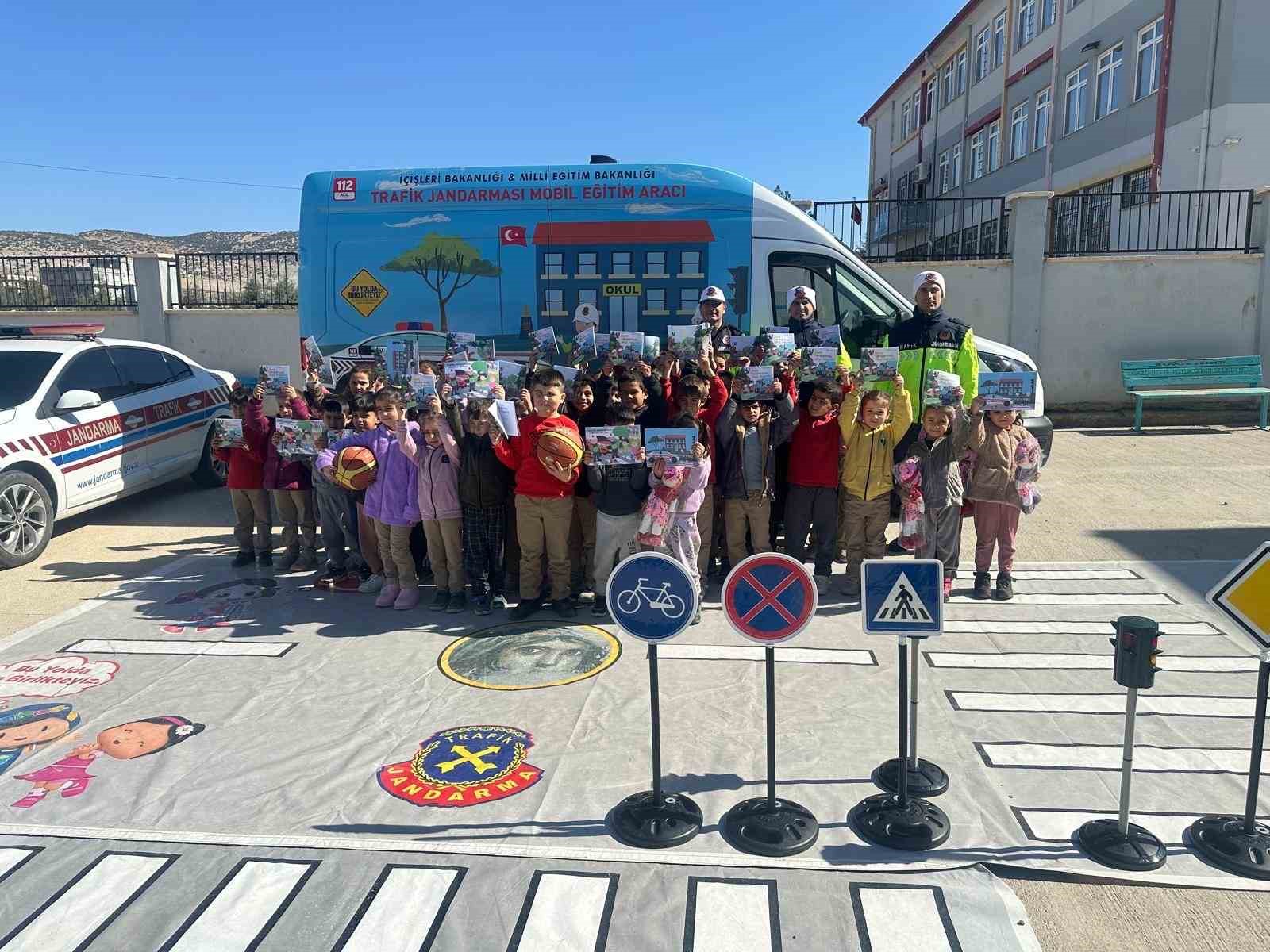 Jandarmadan öğrencilere güvenli trafik eğitimi
