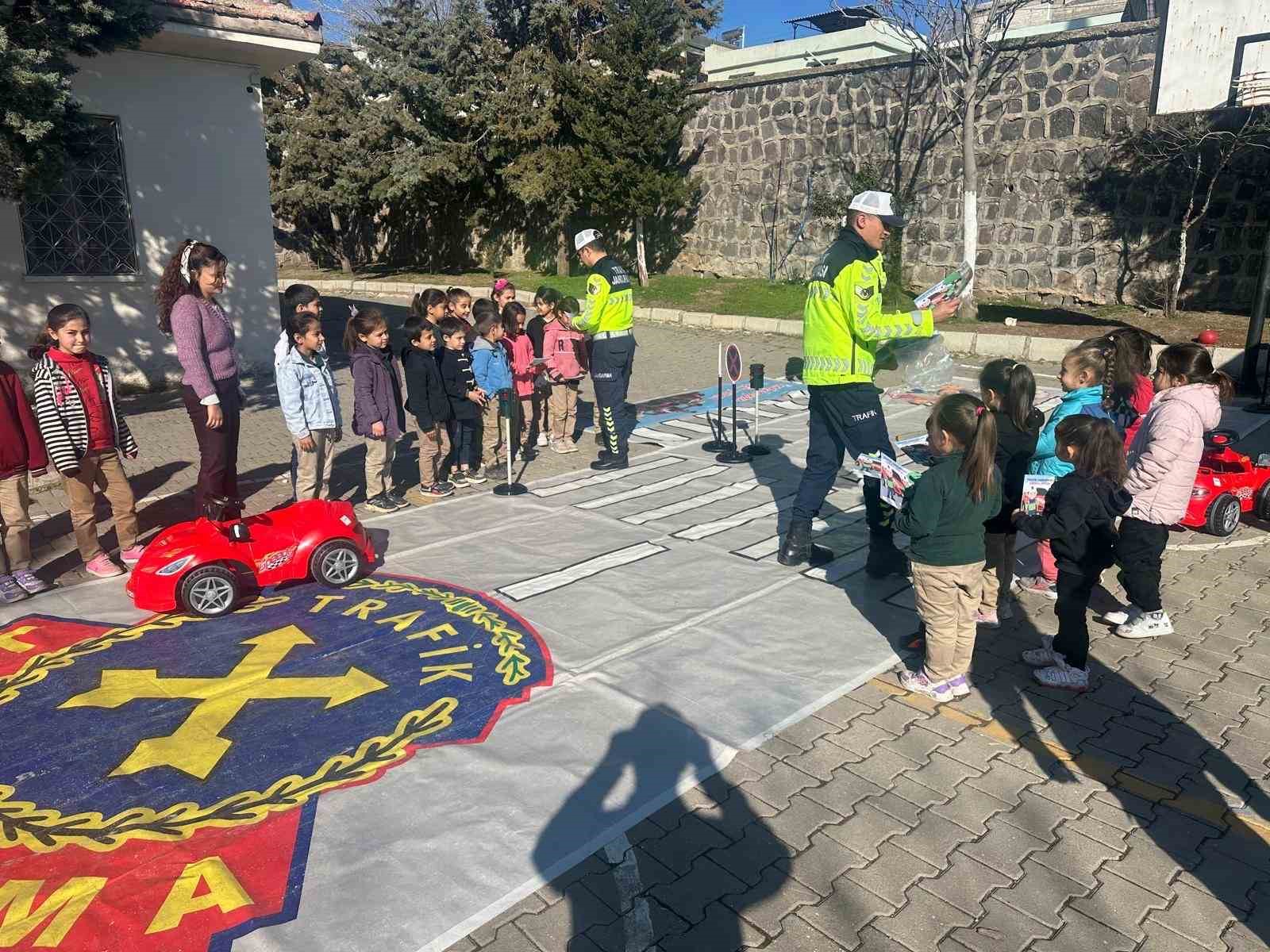Jandarmadan öğrencilere güvenli trafik eğitimi
