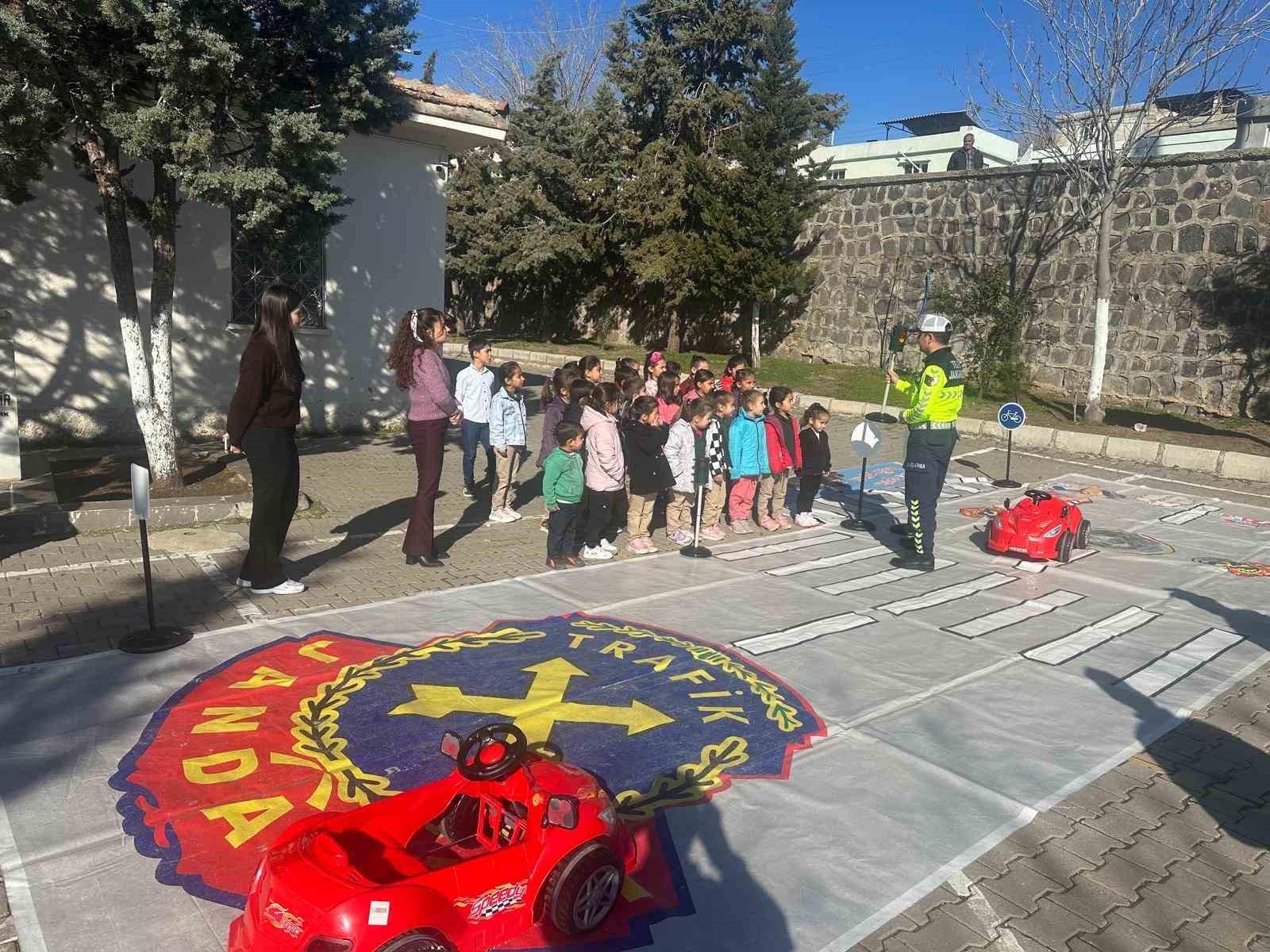 Jandarmadan öğrencilere güvenli trafik eğitimi

