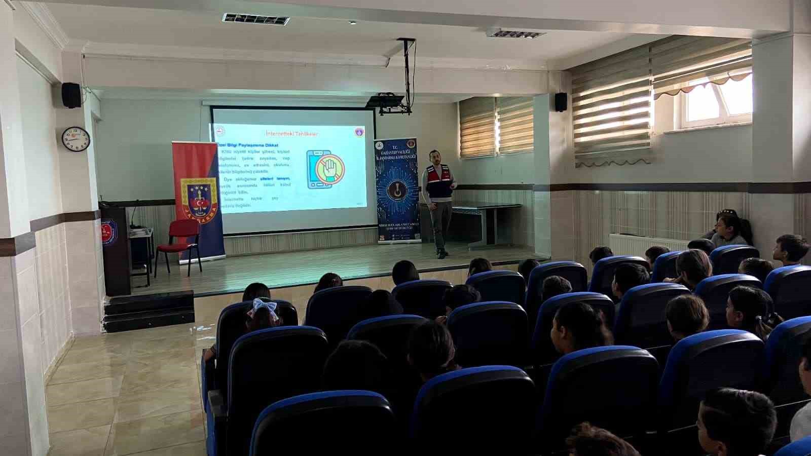 Jandarmadan öğrencilere siber güvenlik eğitimi
