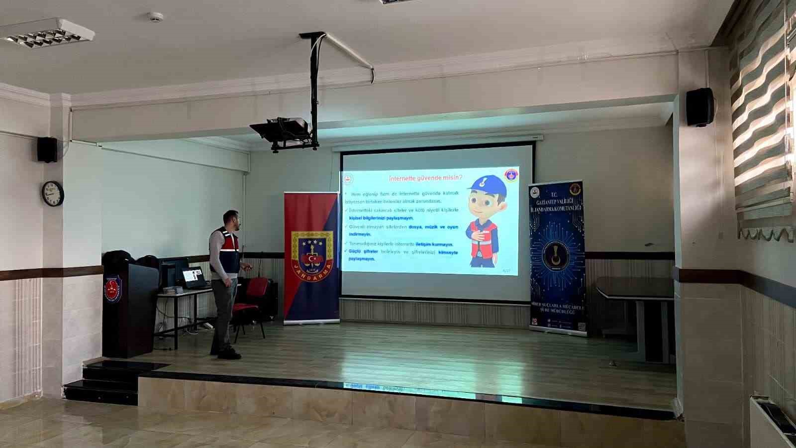 Jandarmadan öğrencilere siber güvenlik eğitimi
