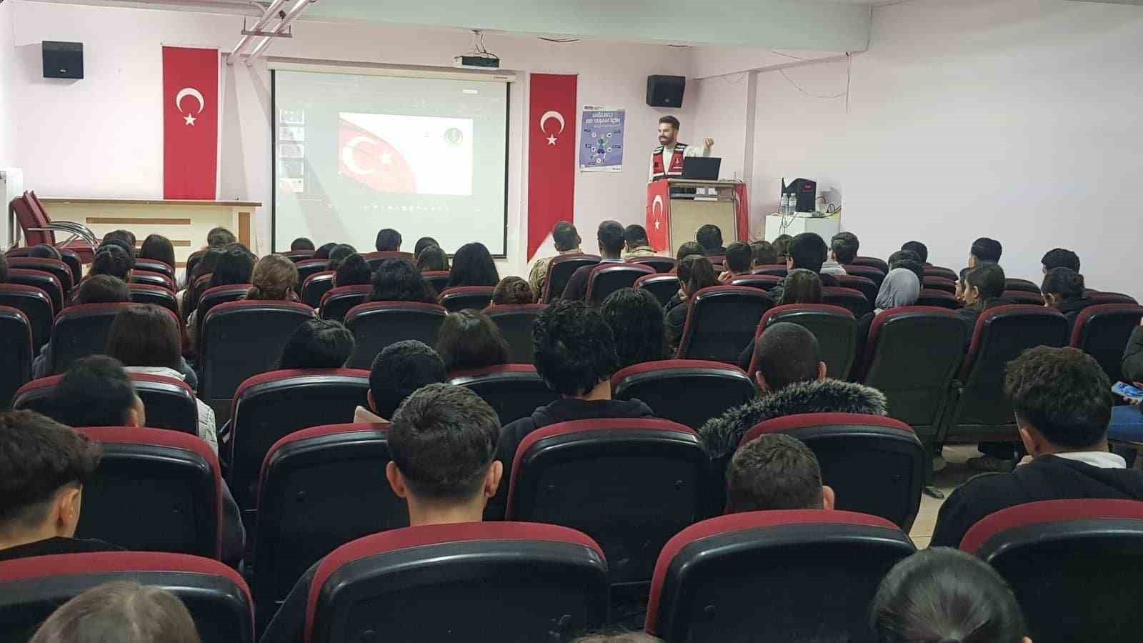 Jandarmadan öğrencilere siber güvenlik eğitimi
