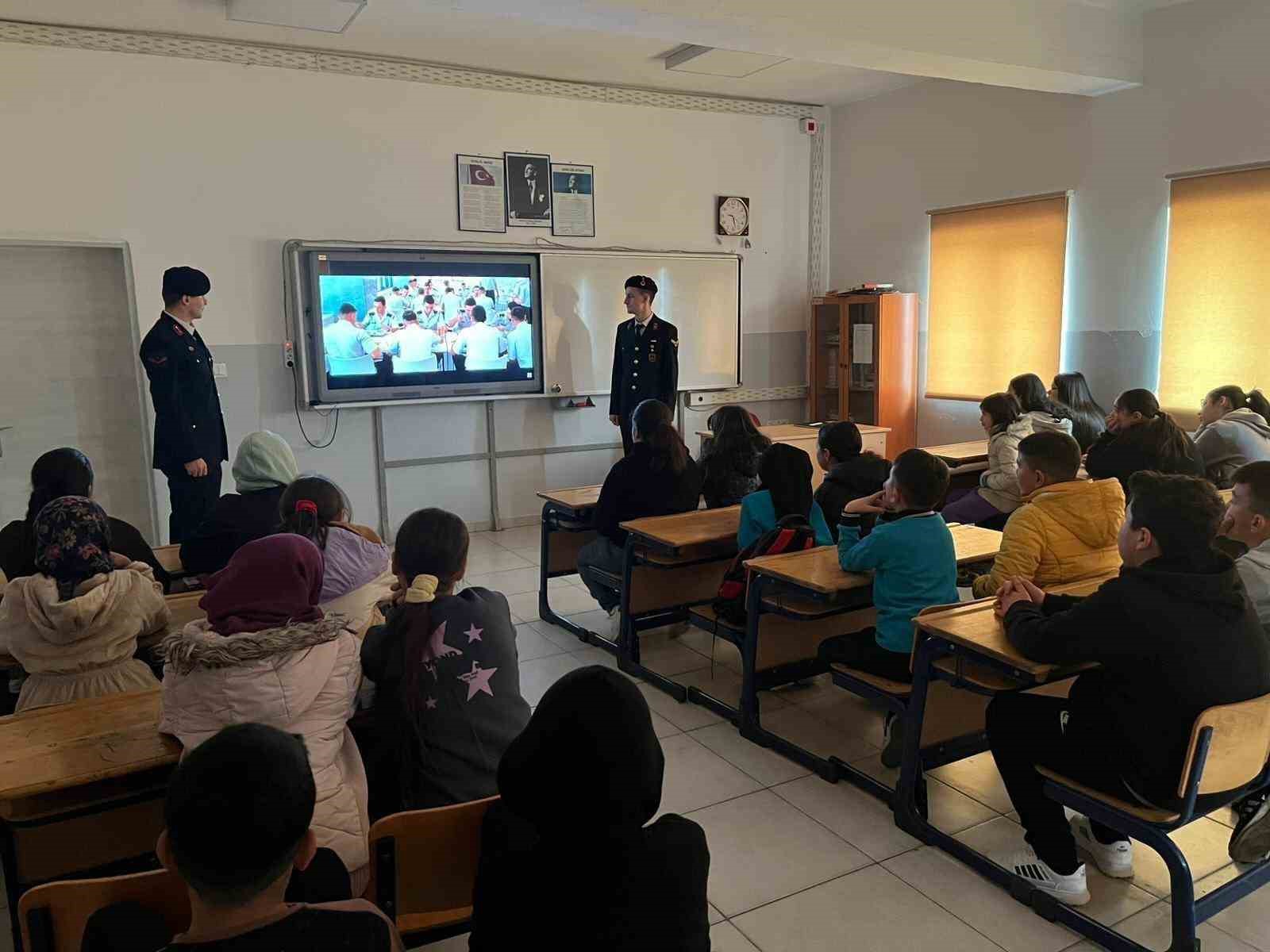 Jandarmadan öğrencilere tanıtım
