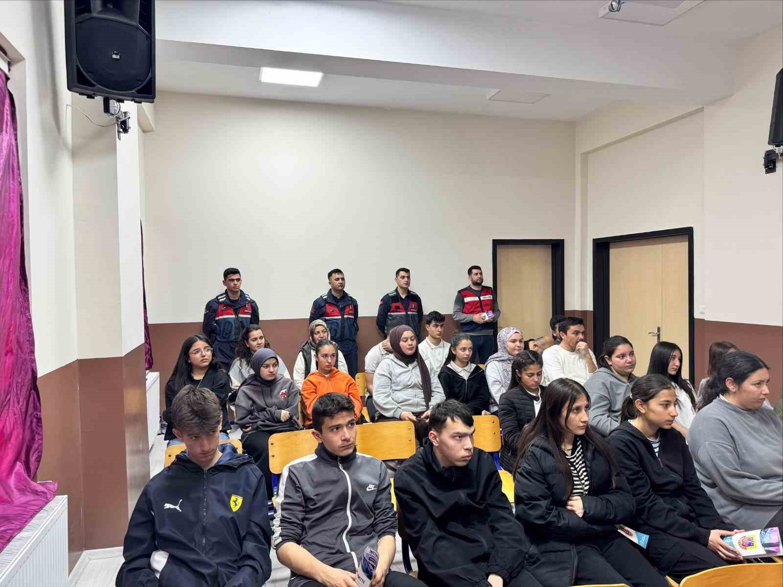 Jandarmadan öğretmen ve öğrencilere güvenli internet eğitimi
