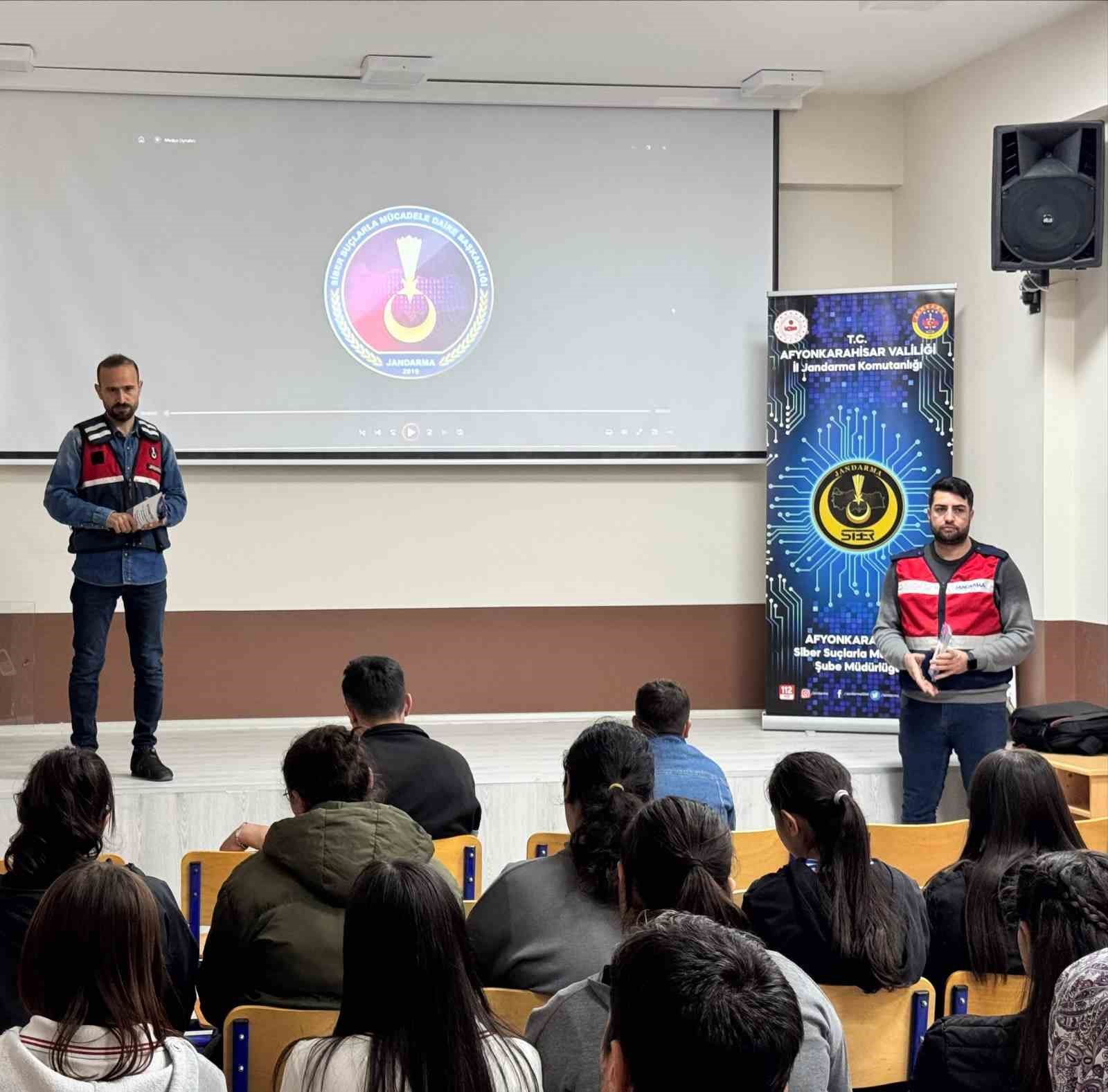 Jandarmadan öğretmen ve öğrencilere güvenli internet eğitimi
