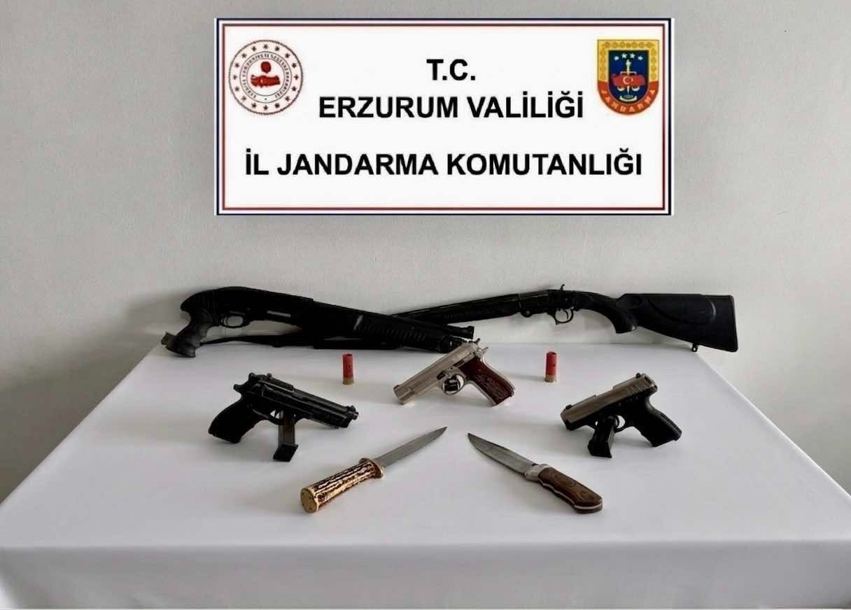 Jandarmadan operasyon: 2 şahıs ve çok sayıda silah yakalandı
Jandarmadan operasyon: 2 şahıs ve çok sayıda silah yakalandı