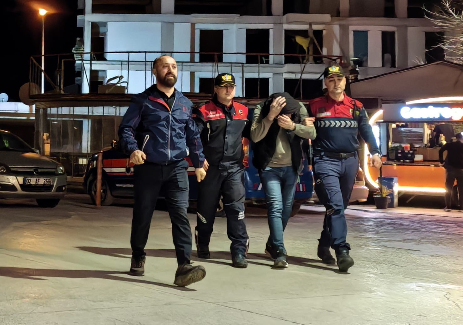 Jandarmadan uyuşturucu operasyonu: Evde üretim düzeneği kurmuş
