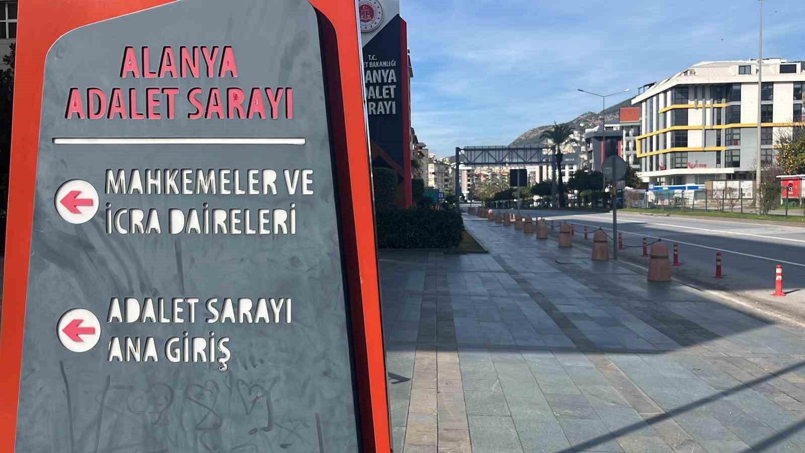 Jandarmayı görünce çaldıkları avokadoları bırakıp kaçtılar
Jandarmayı görünce çaldıkları avokadoları bırakıp kaçtılar