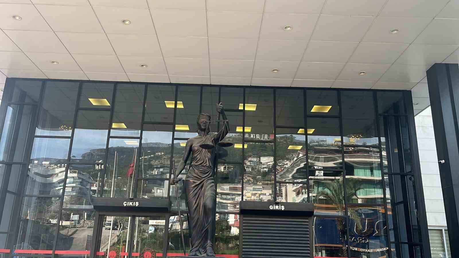 Jandarmayı görünce çaldıkları avokadoları bırakıp kaçtılar
Jandarmayı görünce çaldıkları avokadoları bırakıp kaçtılar