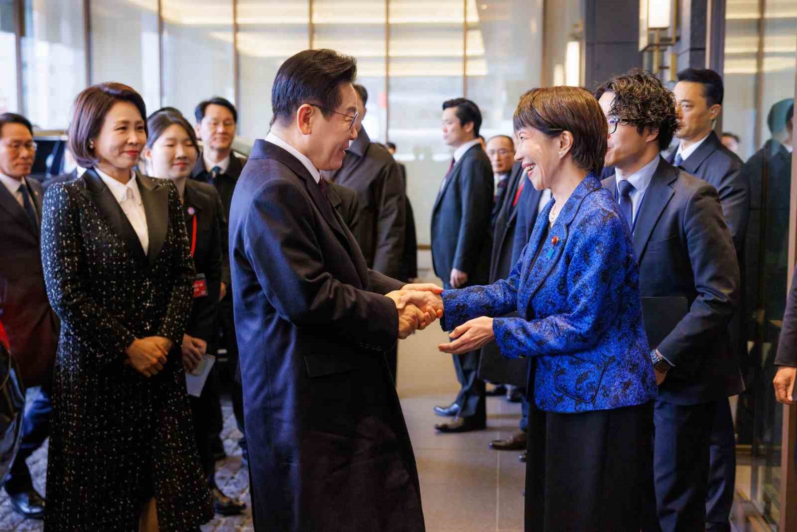 Japonya ve Güney Kore liderlerinden K-pop şarkıları eşliğinde bateri şov
