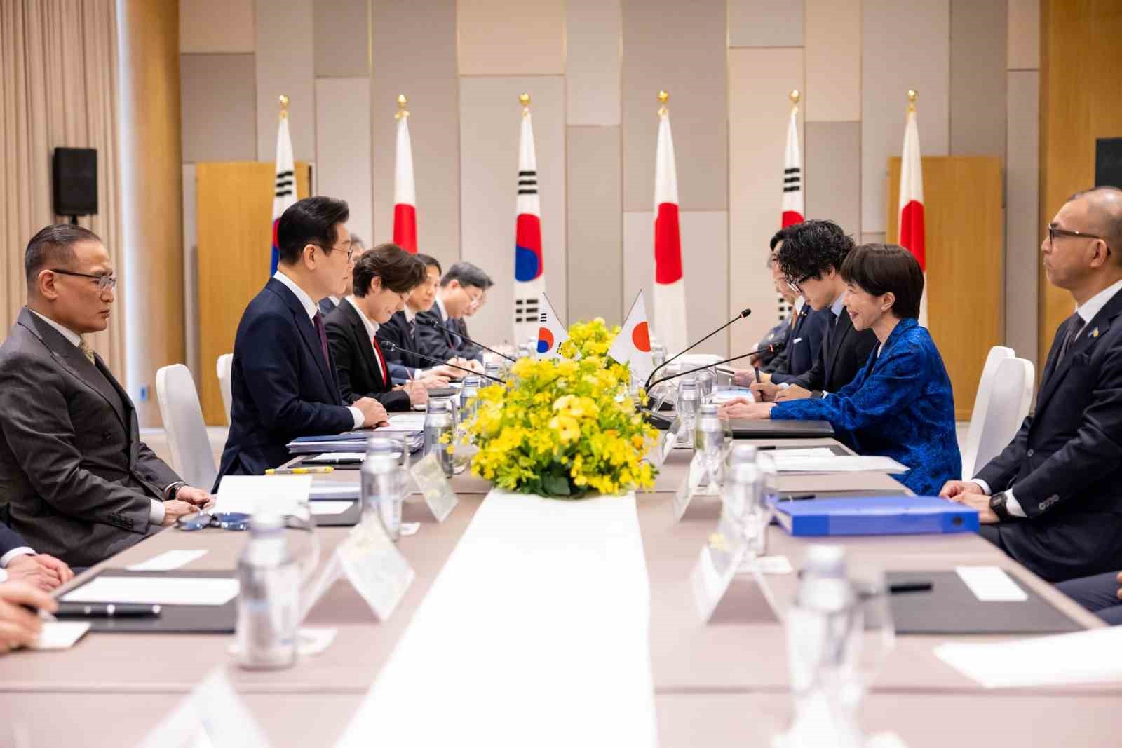 Japonya ve Güney Kore liderlerinden K-pop şarkıları eşliğinde bateri şov
