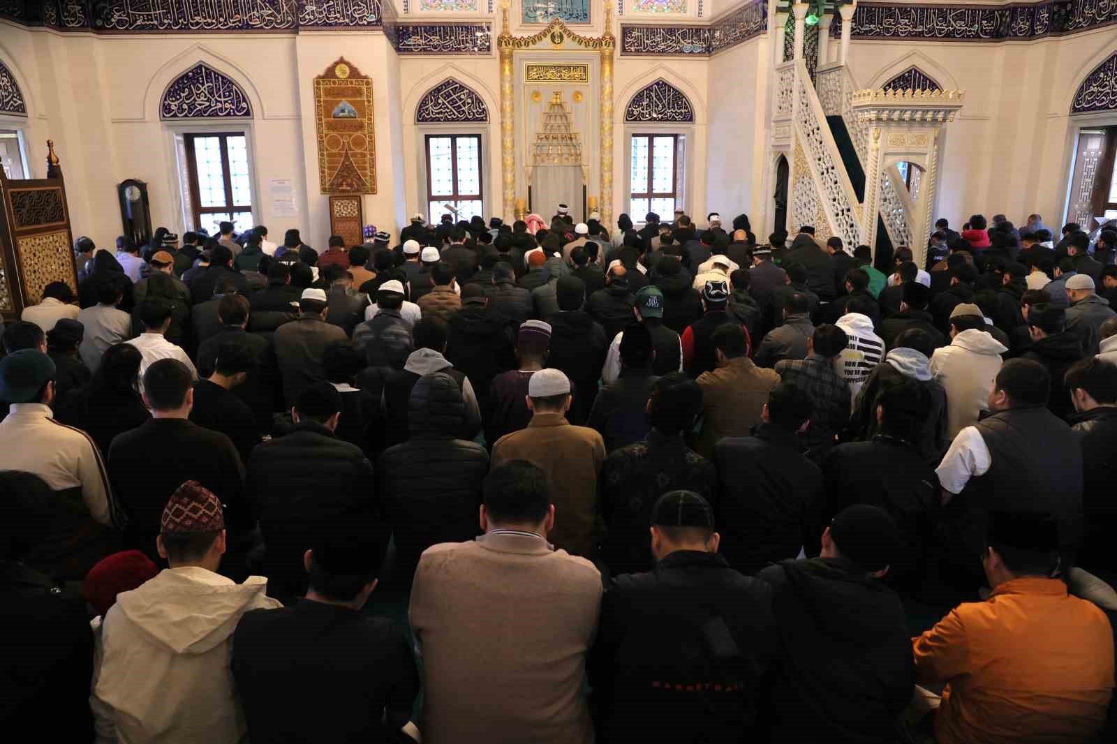 Japonya’daki Tokyo Camii’nde bayram namazı yoğun katılım nedeniyle 5 kez kılındı
