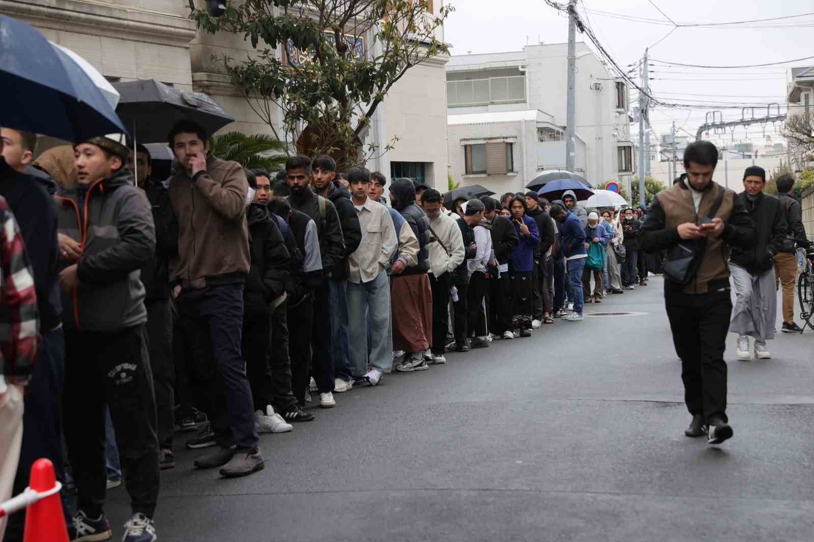 Japonya’daki Tokyo Camii’nde bayram namazı yoğun katılım nedeniyle 5 kez kılındı
