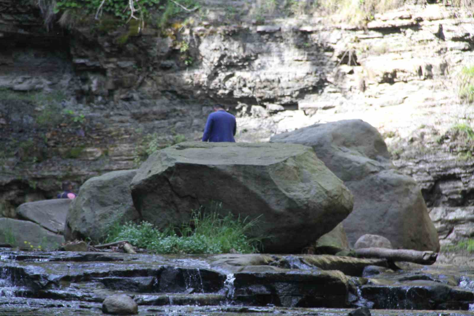 Kabaceviz Şelalesi’nde piknik yapan kardeşlerin üzerine kaya düştü: 1 ölü
