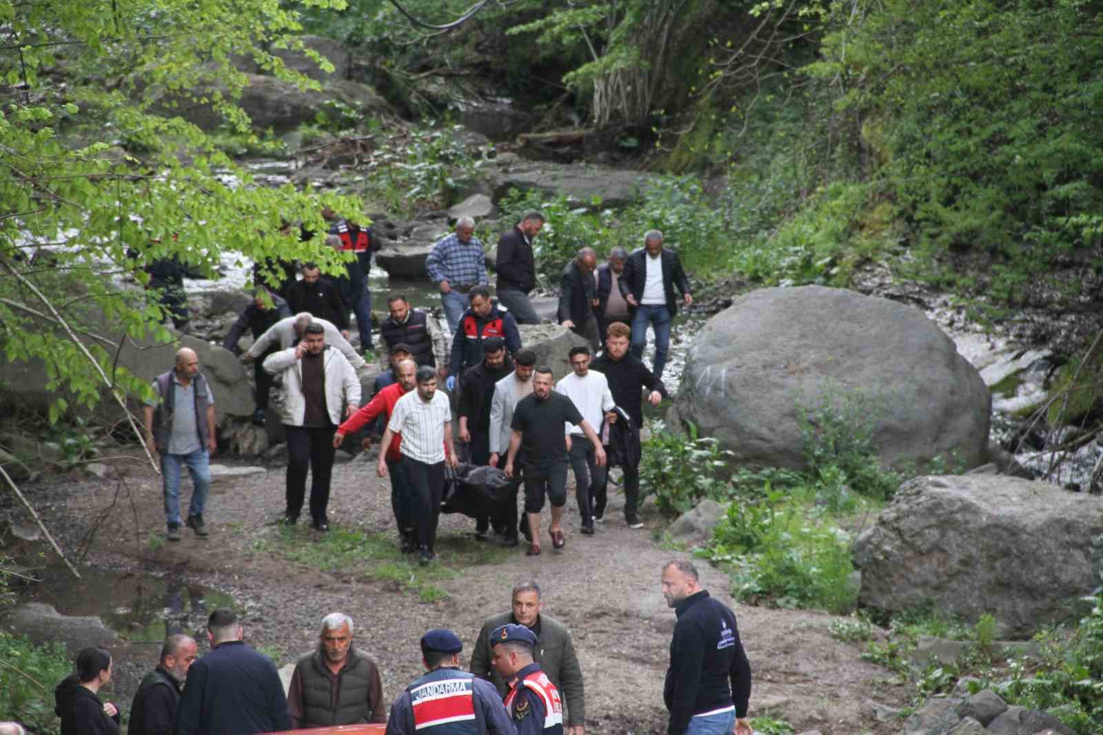 Kabaceviz Şelalesi’nde piknik yapan kardeşlerin üzerine kaya düştü: 1 ölü
