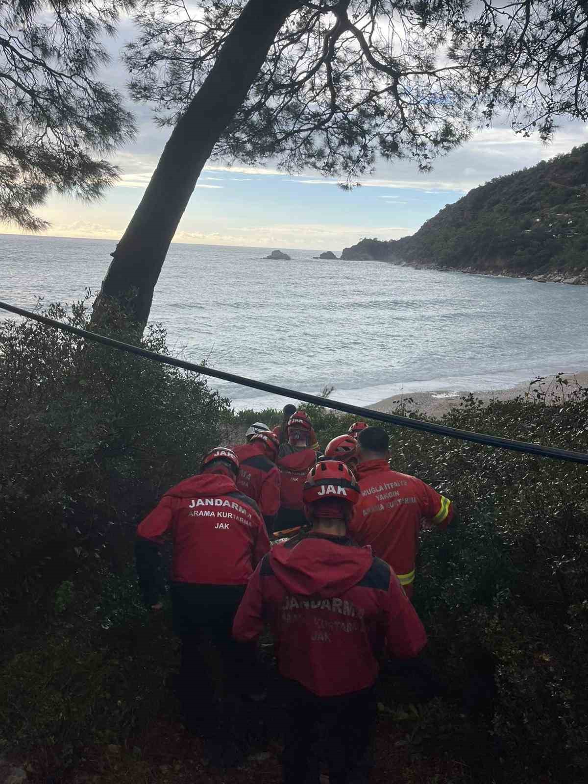 Kabak Koyu’nda kayalıklardan düşen genç kurtarıldı
