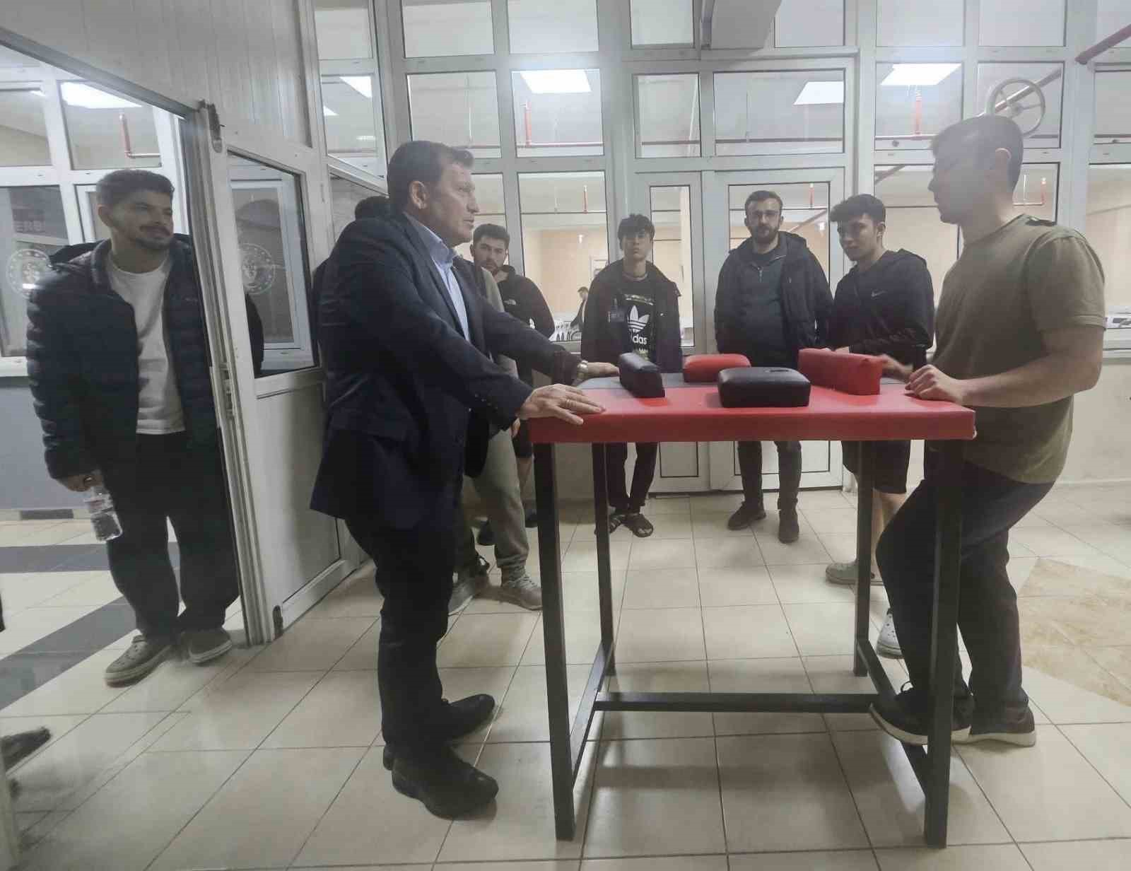 Kabakcı; öğrencilerle bilek güreşi yaptı
