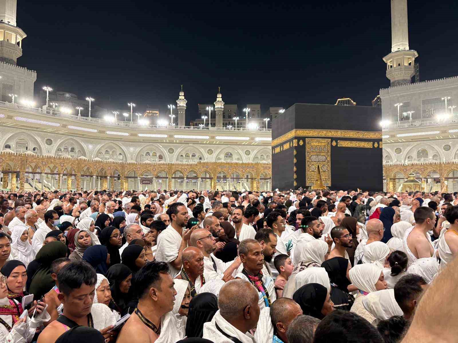 Kabe’de tarihi yoğunluk: 12 milyonluk rekorun ardından yeni yılda insan seli
