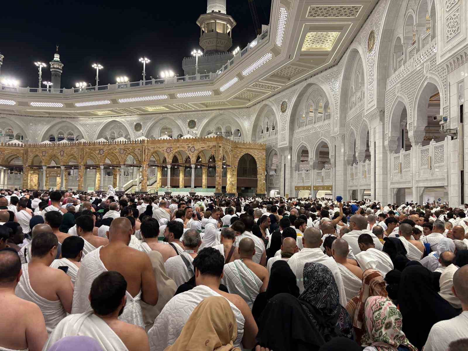 Kabe’de tarihi yoğunluk: 12 milyonluk rekorun ardından yeni yılda insan seli
