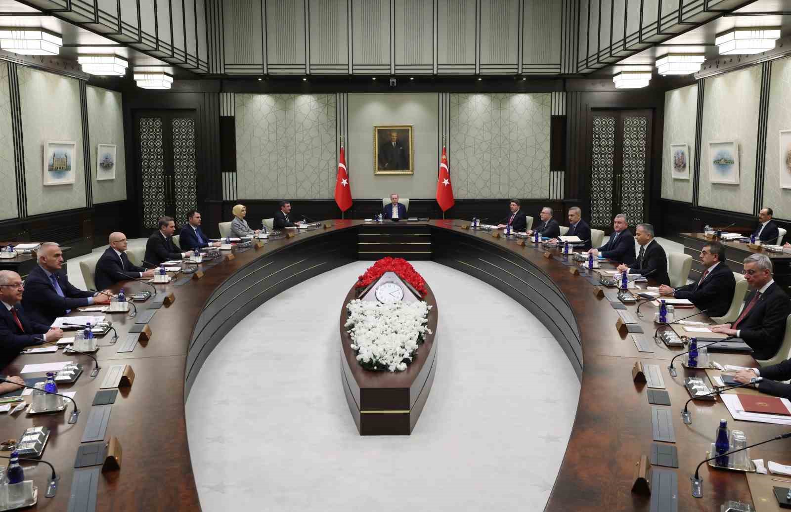 Kabine Toplantısı, Cumhurbaşkanı Recep Tayyip Erdoğan başkanlığında Beştepe’de başladı.
