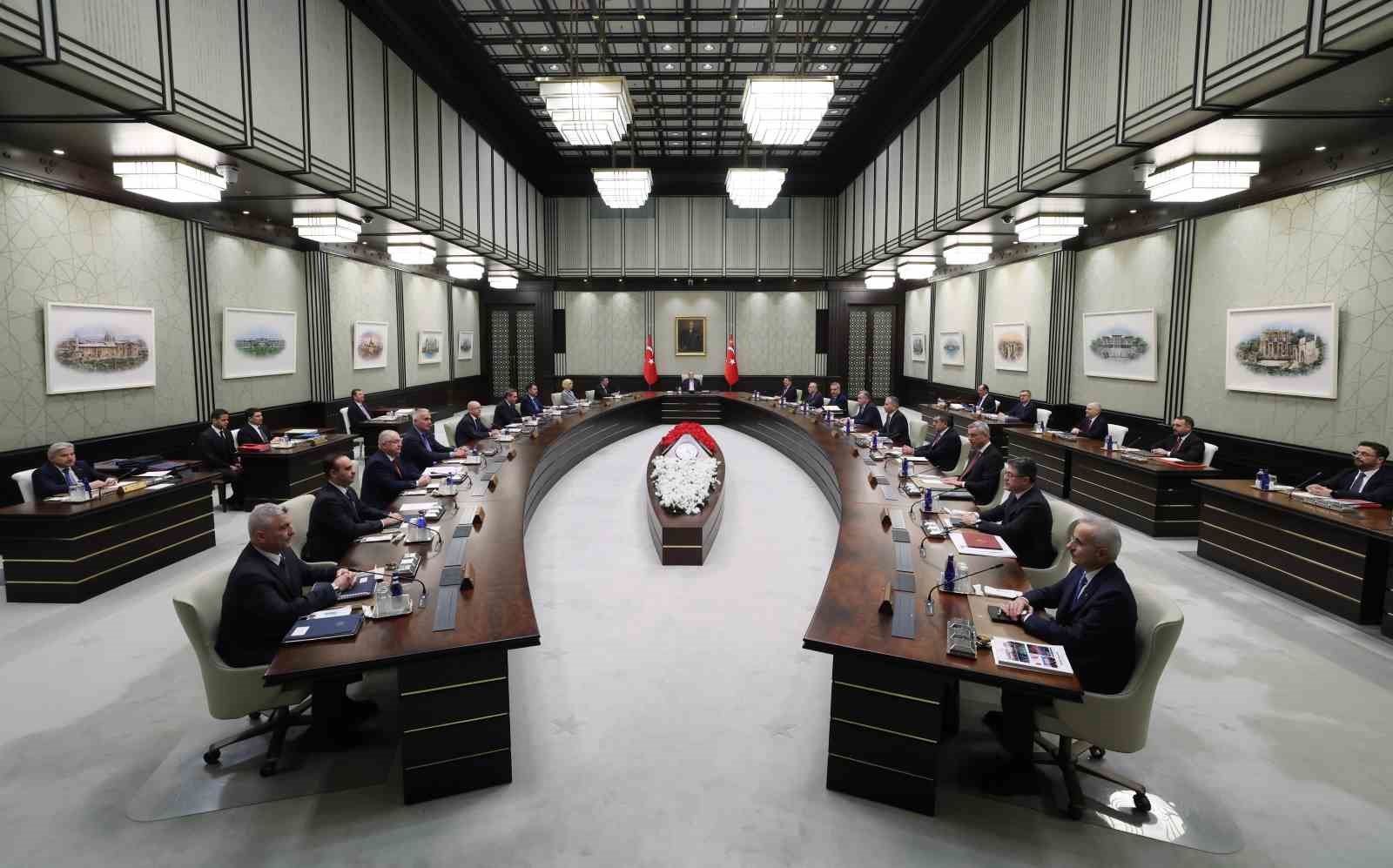 Kabine Toplantısı, Cumhurbaşkanı Recep Tayyip Erdoğan başkanlığında Beştepe’de başladı.
