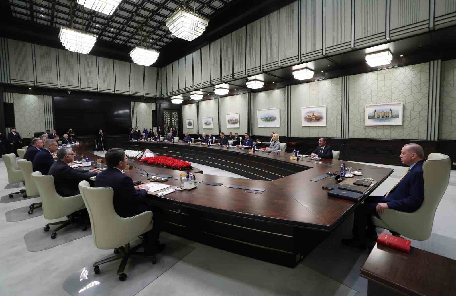 Kabine Toplantısı, Cumhurbaşkanı Recep Tayyip Erdoğan başkanlığında Beştepe’de başladı.
