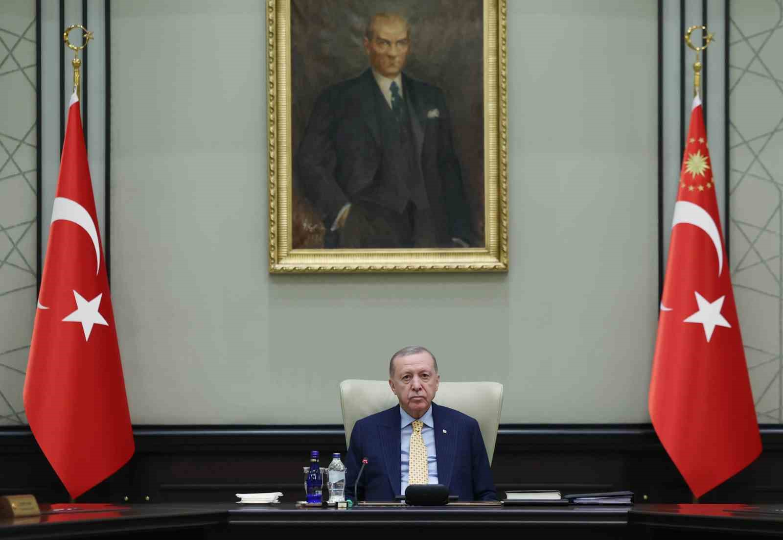 Kabine Toplantısı, Cumhurbaşkanı Recep Tayyip Erdoğan başkanlığında Beştepe’de başladı.
