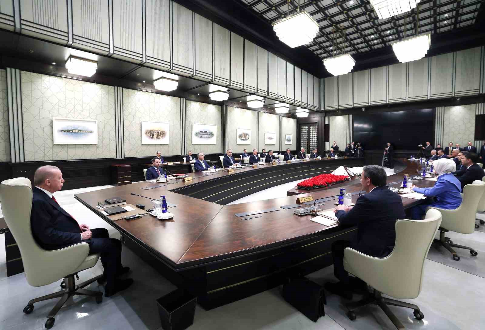 Kabine Toplantısı, Cumhurbaşkanı Recep Tayyip Erdoğan’ın başkanlığında Beştepe’de başladı.
