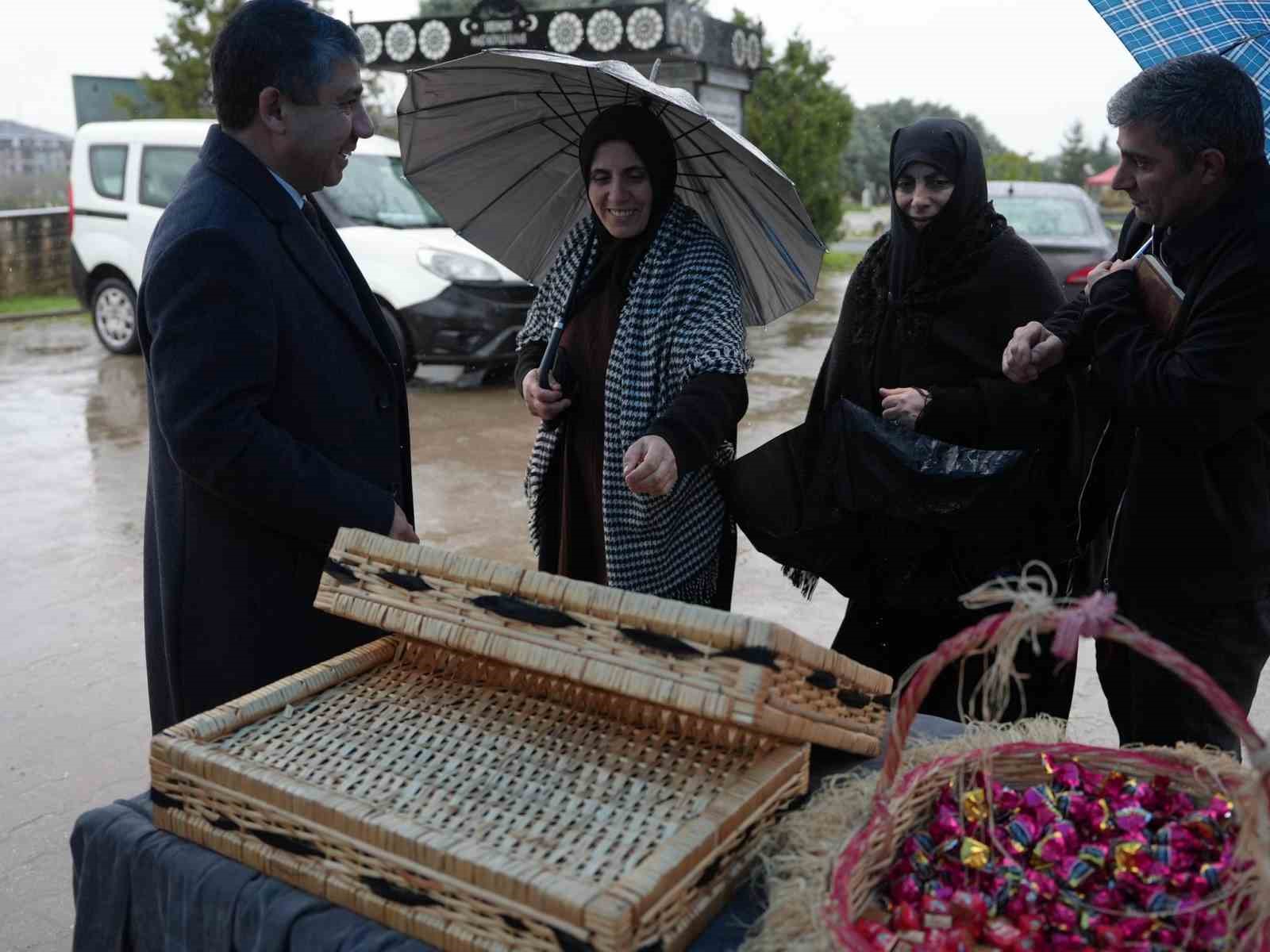 Kabir ziyaretinde bulunanlara sürpriz
