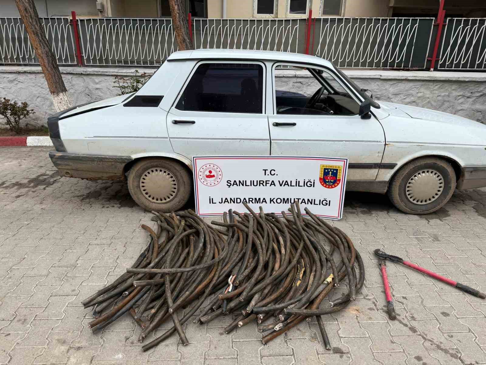 Kablo hırsızı suçüstü yakalandı
