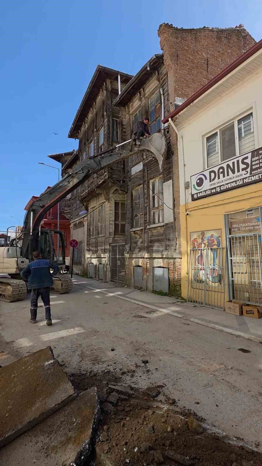 Kabloları kurtarmak isterken canını hiçe saydı
