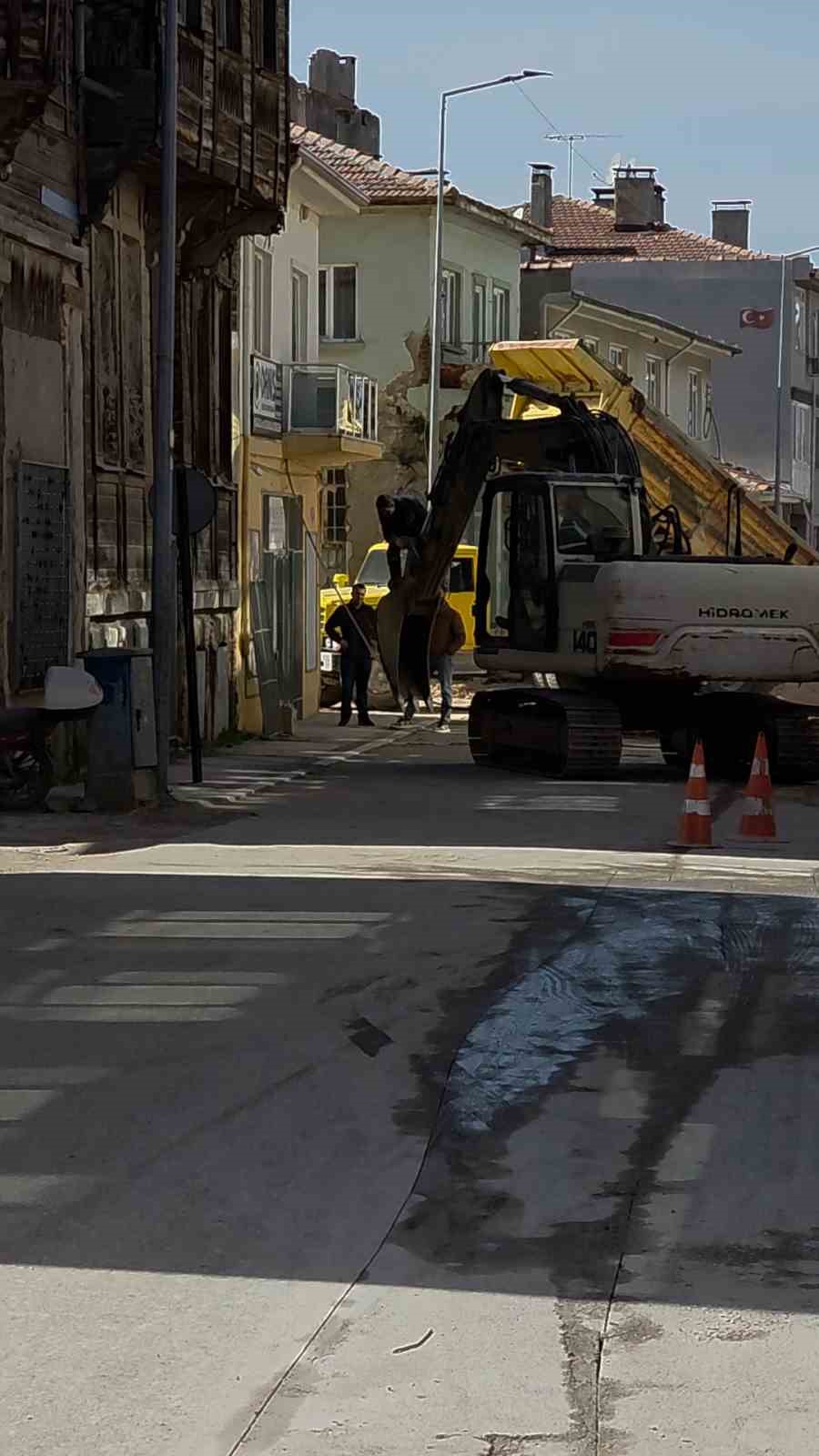 Kabloları kurtarmak isterken canını hiçe saydı
